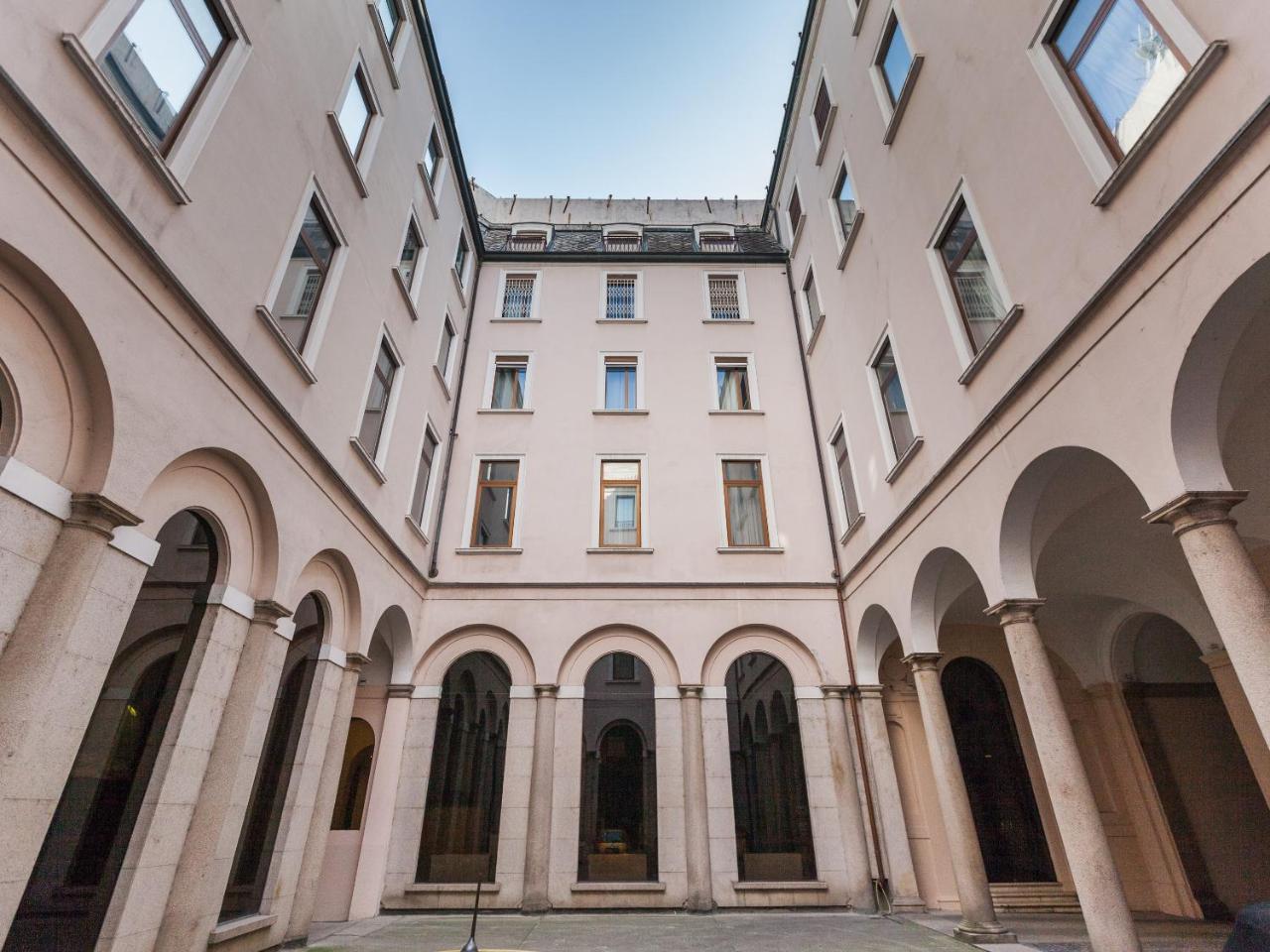 Easyhomes-Duomo Suites & Apartments Милано Екстериор снимка